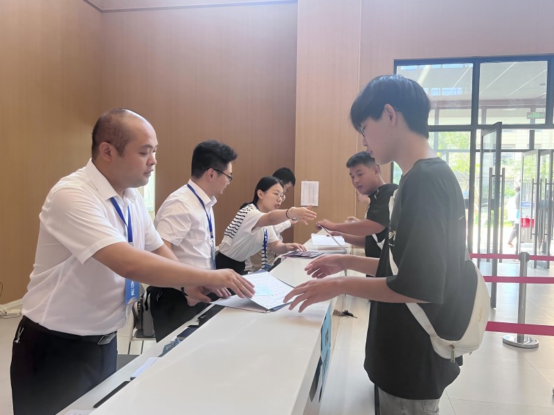 5.报到点教工热情接待新生(1)最终.jpg